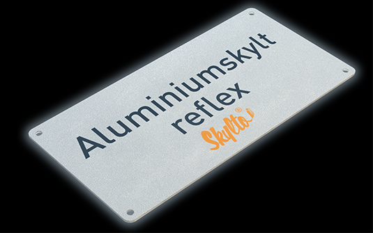 Aluminiumskyltar med reflex och tryck i mörker.